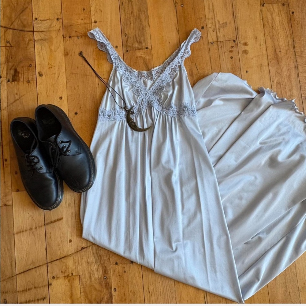 Elegant Lace Trim Nightgown - Light Gray